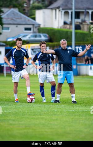 Les attaquants du club de football de Matlock Town s'entraînent avec leur entraîneur avant le match. Banque D'Images