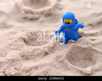 Tambov, Fédération de Russie - 28 juillet 2024 Une figurine astronaute Lego marchant sur le sable sur une planète Banque D'Images