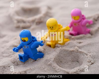 Tambov, Fédération de Russie - 28 juillet 2024 trois figurines astronautes Lego marchant sur le sable sur une planète. Concentrez-vous sur un astronome bleu Banque D'Images