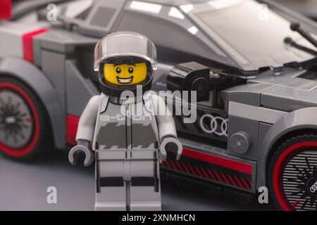 Tambov, Fédération de Russie - 24 juin 2024 Un pilote de voiture de course Lego Audi S1 E-tron Quattro par LEGO Speed Champions près de sa voiture. Banque D'Images