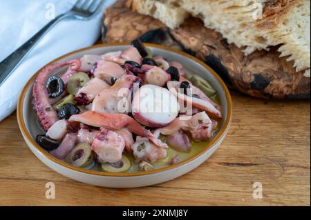 Savoureux antipasti salade ou plat de fruits de mer, poulpe grillé style ligure avec olives vertes et noires servies dans le restaurant italien Banque D'Images