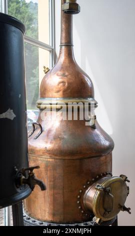 Cuves de distillation en cuivre, production de parfum classique à partir d'ingrédients naturels en Provence, usine de parfum à Grass ou Eze, côte d'Azur, gros plan Banque D'Images