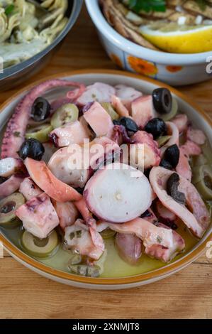 Savoureux antipasti salade ou plat de fruits de mer, poulpe grillé style ligure avec olives vertes et noires servies dans le restaurant italien Banque D'Images