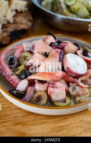 Savoureux antipasti salade ou plat de fruits de mer, poulpe grillé style ligure avec olives vertes et noires servies dans le restaurant italien Banque D'Images