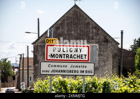 Panneau routier Puligny-Montrachet village, vin de Bourgogne France. Vinification de vin sec blanc de haute qualité à partir de raisins Chardonnay sur des vignobles de classe grand cru Banque D'Images