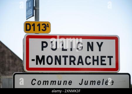 Panneau routier Puligny-Montrachet village, vin de Bourgogne France. Vinification de vin sec blanc de haute qualité à partir de raisins Chardonnay sur des vignobles de classe grand cru Banque D'Images