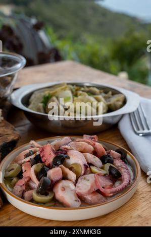 Savoureux antipasti salade ou plat de fruits de mer, poulpe grillé style ligure avec olives vertes et noires servies dans le restaurant italien Banque D'Images