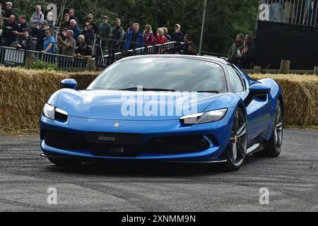 Ferrari 296 GTS, Supercar Run, l’occasion de voir, d’entendre et de se rapprocher des voitures les plus prestigieuses du monde, et pour quelques chanceux, la chance de l’être Banque D'Images