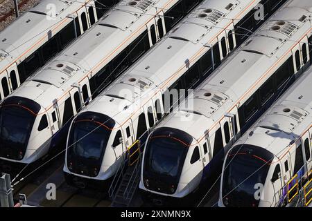 Photo du dossier datée du 25/09/23 des trains au dépôt Elizabeth Line à Old Oak Common, dans l'ouest de Londres. Le manque de toilettes dans les trains de la ligne Elizabeth a été blâmé pour les passagers bloqués qui tentent d'ouvrir les portes de force. Date d'émission : jeudi 1er août 2024. Banque D'Images