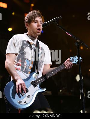 Luke Hemmings de 5 seconds of Summer se produit au concert Q102 Jingle Ball au Wells Fargo Center à Philadelphie, PA. Banque D'Images