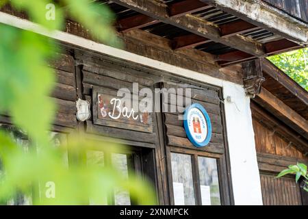 Gimmelwald, Suisse - 23 juillet 2024 : Bar rustique dans le petit village de montagne de Gimmelwald dans l'Oberland bernois Banque D'Images