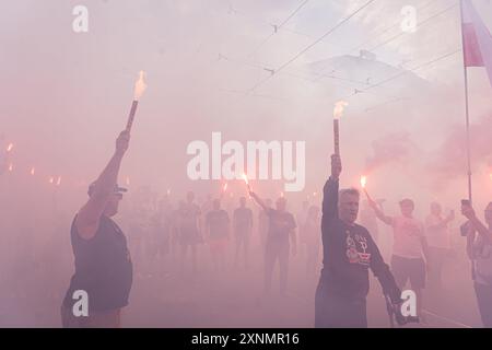 Wroclaw, Pologne. 1er août 2024. Les gens allument des éruptions lors des célébrations du 80e anniversaire du soulèvement de Varsovie à Wroclaw. (Crédit image : © Krzysztof Kaniewski/ZUMA Press Wire) USAGE ÉDITORIAL SEULEMENT! Non destiné à UN USAGE commercial ! Banque D'Images