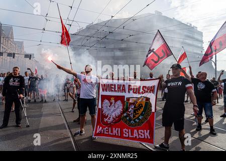 Wroclaw, Pologne. 1er août 2024. Les gens allument des éruptions lors des célébrations du 80e anniversaire du soulèvement de Varsovie à Wroclaw. (Crédit image : © Krzysztof Kaniewski/ZUMA Press Wire) USAGE ÉDITORIAL SEULEMENT! Non destiné à UN USAGE commercial ! Banque D'Images