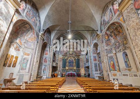 PÉROUSE, ITALIE - 15 MAI 2024 : la nef de l'église Chiesa di Santa Maria di Monteluce avec les fresques de Fiorenzo di Lorenzo de la fin de 15. cent. Banque D'Images