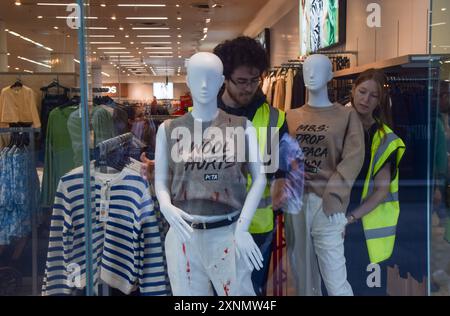 Londres, Angleterre, Royaume-Uni. 1er août 2024. Les activistes de PETA placent des mannequins portant des garmets en fausse laine arrosés de faux sang, et avec des slogans exhortant le détaillant à cesser de vendre des vêtements en laine d'alpaga, dans la vitrine du magasin Marks and Spencer à Victoria. L'action fait partie de la campagne en cours du groupe de défense des droits des animaux contre l'utilisation de la laine d'alpaga. (Crédit image : © Vuk Valcic/ZUMA Press Wire) USAGE ÉDITORIAL SEULEMENT! Non destiné à UN USAGE commercial ! Banque D'Images