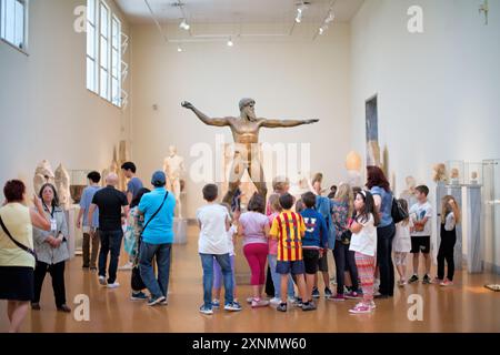 ATHÈNES, Grèce — la statue de Zeus ou Poséidon, une sculpture en bronze frappante du Ve siècle av. J.-C., est l'une des expositions les plus célèbres du Musée archéologique national d'Athènes. Cette sculpture emblématique, découverte dans la mer au large du cap Artemision, est censée représenter soit Zeus, tenant un coup de foudre, soit Poséidon, brandissant un trident. La statue est célèbre pour sa pose dynamique et son artisanat complexe, illustrant l'excellence artistique des sculpteurs grecs antiques. Banque D'Images