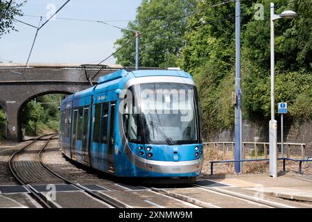 Un tramway approchant la station de Dartmouth Street, West Bromwich, Sandwell, West Midlands, Angleterre, ROYAUME-UNI Banque D'Images