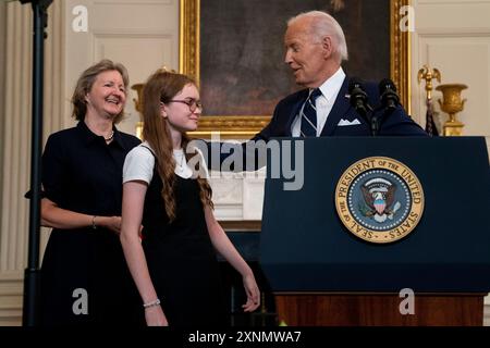 Washington, États-Unis. 01 août 2024. Le président américain Joe Biden tend la main à Miriam Butorin lors de remarques sur la libération des Américains détenus en Russie dans la salle à manger d'État de la Maison Blanche à Washington, DC le jeudi 1er août 2024. Photo de Ken Cedeno/UPI crédit : UPI/Alamy Live News Banque D'Images