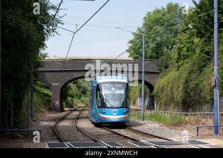 Un tramway approchant la station de Dartmouth Street, West Bromwich, Sandwell, West Midlands, Angleterre, ROYAUME-UNI Banque D'Images