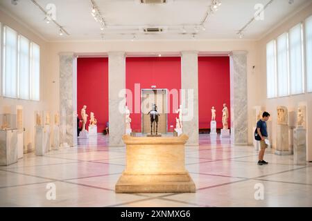 ATHÈNES, Grèce — le Musée archéologique national d'Athènes abrite une vaste gamme de sculptures et de statues, représentant certains des plus beaux exemples de la Grèce antique La collection du musée couvre plusieurs périodes historiques, y compris les époques archaïque, classique et hellénistique, montrant l'évolution de la sculpture grecque à travers les siècles. Les visiteurs peuvent admirer des œuvres emblématiques telles que l'Aphrodite d'Arles et les statues de Kouros, qui reflètent l'excellence artistique et le patrimoine culturel de la Grèce antique. Banque D'Images