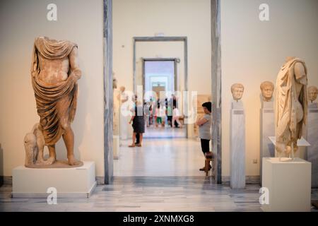 ATHÈNES, Grèce — le Musée archéologique national d'Athènes abrite une vaste gamme de sculptures et de statues, représentant certains des plus beaux exemples de la Grèce antique La collection du musée couvre plusieurs périodes historiques, y compris les époques archaïque, classique et hellénistique, montrant l'évolution de la sculpture grecque à travers les siècles. Les visiteurs peuvent admirer des œuvres emblématiques telles que l'Aphrodite d'Arles et les statues de Kouros, qui reflètent l'excellence artistique et le patrimoine culturel de la Grèce antique. Banque D'Images