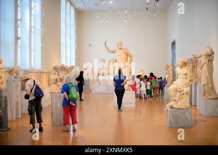 ATHÈNES, Grèce — le Musée archéologique national d'Athènes abrite une vaste gamme de sculptures et de statues, représentant certains des plus beaux exemples de la Grèce antique La collection du musée couvre plusieurs périodes historiques, y compris les époques archaïque, classique et hellénistique, montrant l'évolution de la sculpture grecque à travers les siècles. Les visiteurs peuvent admirer des œuvres emblématiques telles que l'Aphrodite d'Arles et les statues de Kouros, qui reflètent l'excellence artistique et le patrimoine culturel de la Grèce antique. Banque D'Images