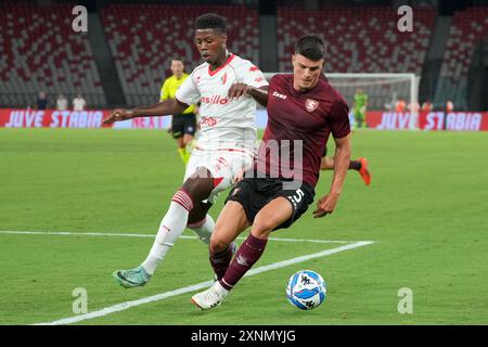 Flavius Daniliuc de l'US Salernitana 1919 en action contre Obaretin Nosa de la SSC Bari pendant Bari vs Salernitana, match amical de football à Bari, Italie, juillet 31 2024 Banque D'Images