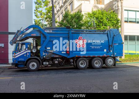 Anaheim, CA, États-Unis - 26 juillet 2024 : un camion de déchets à chargeur frontal exploité par Republic services dans une rue d'Anaheim, Californie. Banque D'Images