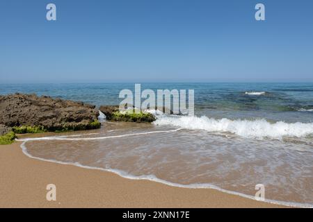 Plage calme avec des vagues douces Banque D'Images