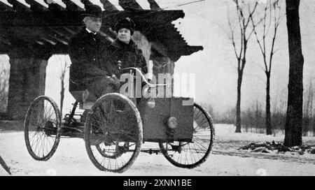 Henry et Clara Ford dans sa première voiture, la Ford Quadricycle Banque D'Images