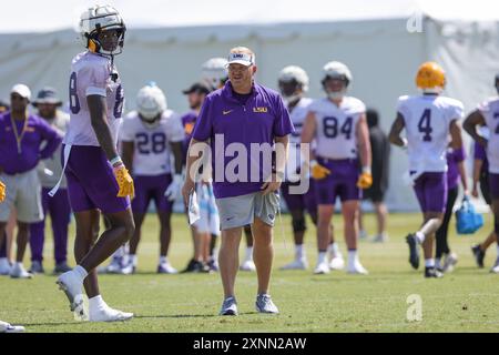 1er août 2024 : Slade Nagle, entraîneur du Tight End de la LSU, parle à Ka'Morreun Pimpton (88 ans) pendant la première semaine du camp de football d'automne au centre d'entraînement Charles McClendon de la LSU à Baton Rouge, EN LOUISIANE. Jonathan Mailhes/CSM Banque D'Images