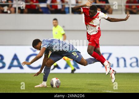 BACKA TOPOLA - Chuba Akpom d'Ajax, Collins Sichenje de FK Voïvodine (G-d) lors du match du 2e tour préliminaire de l'UEFA Europa League entre FK Voïvodine et Ajax Amsterdam au Karadorde Stadium le 1er août 2024 à Novi Sad, Serbie. ANP ANDREJ CUKIC Banque D'Images