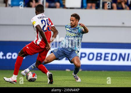 Backa Topola, Serbie. 01 août 2024. BACKA TOPOLA, SERBIE - 1er AOÛT : Devyne Rensch de l'AFC Ajax dribble devant Collins Sichenje du FK Voïvodine lors du second tour de qualification de l'UEFA Europa League - match de 2e manche entre le FK Vojvodine et l'AFC Ajax au stade Gradski le 1er août 2024 à Backa Topola, Serbie. (Photo de Nikola Krstic/Orange Pictures) crédit : Orange pics BV/Alamy Live News Banque D'Images