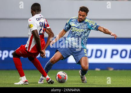 Backa Topola, Serbie. 01 août 2024. BACKA TOPOLA, SERBIE - 1er AOÛT : Devyne Rensch de l'AFC Ajax dribble devant Collins Sichenje du FK Voïvodine lors du second tour de qualification de l'UEFA Europa League - match de 2e manche entre le FK Vojvodine et l'AFC Ajax au stade Gradski le 1er août 2024 à Backa Topola, Serbie. (Photo de Nikola Krstic/Orange Pictures) crédit : Orange pics BV/Alamy Live News Banque D'Images