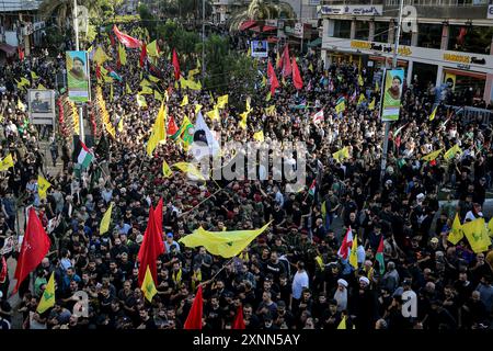 Beyrouth, Liban. 01 août 2024. Les gens brandissent des drapeaux pendant les funérailles du commandant du Hezbollah Fuad Shukr dans la banlieue sud de Beyrouth. Shukr a été tué dans une frappe israélienne qui a également coûté la vie à cinq civils et blessé des dizaines. Crédit : Marwan Naamani/dpa/Alamy Live News Banque D'Images