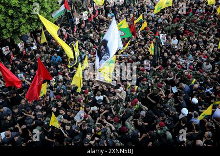 Beyrouth, Liban. 01 août 2024. Les gens brandissent des drapeaux pendant les funérailles du commandant du Hezbollah Fuad Shukr dans la banlieue sud de Beyrouth. Shukr a été tué dans une frappe israélienne qui a également coûté la vie à cinq civils et blessé des dizaines. Crédit : Marwan Naamani/dpa/Alamy Live News Banque D'Images