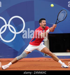 Paris, France. 01 août 2024. Le serbe Novak Djokovic frappe le revers dans son match quart de finale masculin contre le grec Stefano Tsitsipas à Roland Garros le jeudi 1er août 2024, lors de la sixième journée des Jeux olympiques de Paris. Photo de Hugo Philpott/UPI crédit : UPI/Alamy Live News Banque D'Images