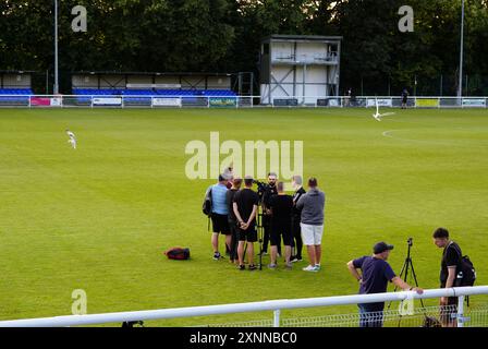 Gonçalo Feio, le manager de Legia Warszawa, fait son interview après le match avec les médias polonais après l'UEFA Conference League, deuxième tour de qualification, match de deuxième manche au Bangor City Stadium, au pays de Galles. Date de la photo : jeudi 1er août 2024. Banque D'Images