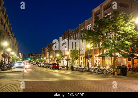 Carmel, Indiana - 25 juillet 2024 : scène de rue nocturne de Carmel Indiana, dans la banlieue du midwest, le long du Monon Trail près du Arts and Design Distr Banque D'Images