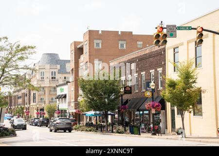 Carmel, Indiana - 25 juillet 2024 : scène de rue de Carmel Indiana, dans la banlieue du midwest, le long du sentier Monon, près du quartier des arts et du design. Banque D'Images