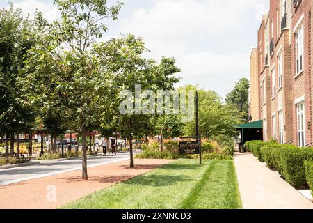 Carmel, Indiana - 25 juillet 2024 : scène de rue de Carmel Indiana, dans la banlieue du midwest, le long du sentier Monon, près du quartier des arts et du design. Banque D'Images