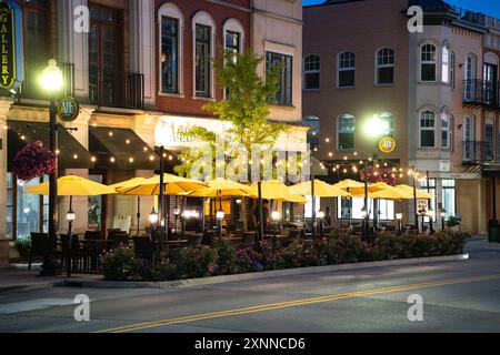 Carmel, Indiana - 25 juillet 2024 : scène de rue nocturne de Carmel Indiana, dans la banlieue du midwest, le long du Monon Trail près du Arts and Design Distr Banque D'Images