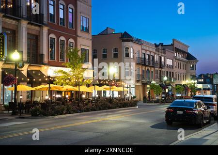 Carmel, Indiana - 25 juillet 2024 : scène de rue nocturne de Carmel Indiana, dans la banlieue du midwest, le long du Monon Trail près du Arts and Design Distr Banque D'Images