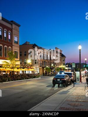 Carmel, Indiana - 25 juillet 2024 : scène de rue nocturne de Carmel Indiana, dans la banlieue du midwest, le long du Monon Trail près du Arts and Design Distr Banque D'Images