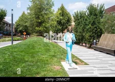 Carmel, Indiana - 25 juillet 2024 : scène de rue de Carmel Indiana, dans la banlieue du midwest, le long du sentier Monon, près du quartier des arts et du design. Banque D'Images