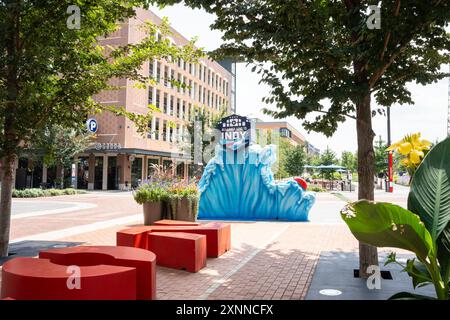 Carmel, Indiana - 25 juillet 2024 : scène de rue de Carmel Indiana, dans la banlieue du midwest, le long du sentier Monon, près du quartier des arts et du design. Banque D'Images