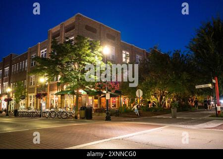 Carmel, Indiana - 25 juillet 2024 : scène de rue nocturne de Carmel Indiana, dans la banlieue du midwest, le long du Monon Trail près du Arts and Design Distr Banque D'Images