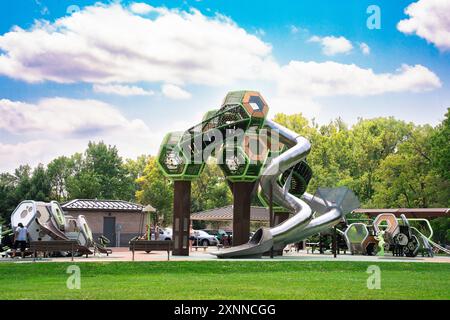 Carmel, Indiana - 25 juillet 2024 : vue de l'équipement du terrain de jeu au parc Meadowlark à Carmel Indiana le long du sentier Monon. Banque D'Images