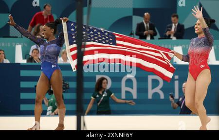 Paris, France. 01 août 2024. Paris, France. 1er août 2024. Simone Biles (à gauche), médaillée d'or, célèbre Sunisa Lee (à droite), médaillée de bronze, en tenant le drapeau, après la finale féminine. Biles. Coffre-fort. Au Bercy Arena pendant la sixième journée des Jeux Olympiques de Paris 2024, Paris, France. Crédit : Adam Stoltman/Alamy Live News Banque D'Images