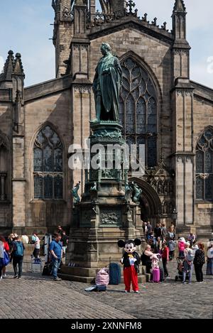 Statue du cinquième duc de Buccleuch et personnage de Mickey Mouse devant la cathédrale St Giles sur la place West Parliament dans la vieille ville d'Édimbourg. Banque D'Images